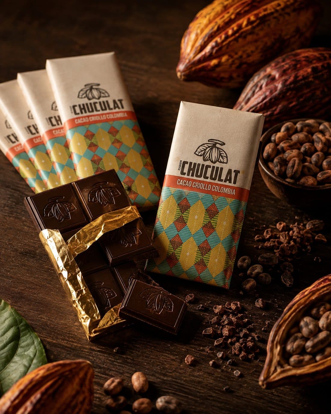 Tabletas de chocolate oscuro CHUCULAT partidas mostrando su textura brillante